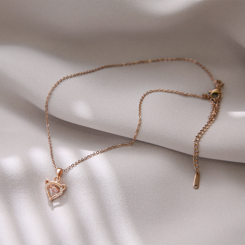 A simple and cute fox necklace with a Japanese and Korean style, a trendy and niche design for women on Instagram, a popular collarbone chain and a versatile necklace Application Scenario
