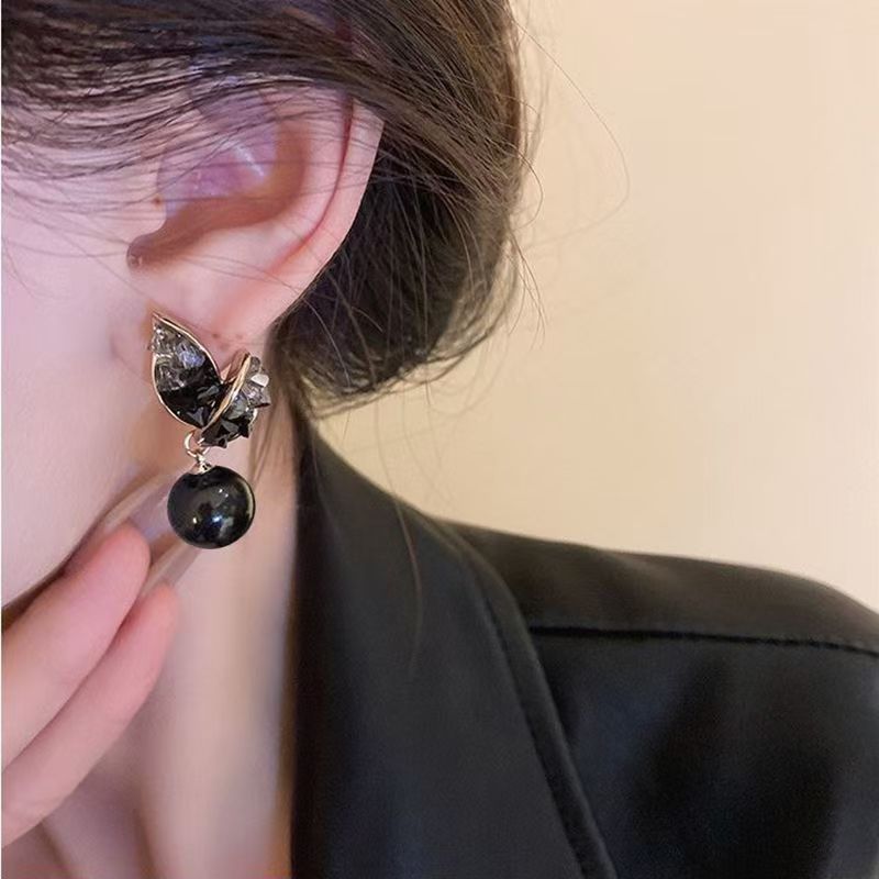 Black pearl crystal leaf earrings, women's niche color-blocking creative earrings, new retro stud earrings, high-end earrings details Picture