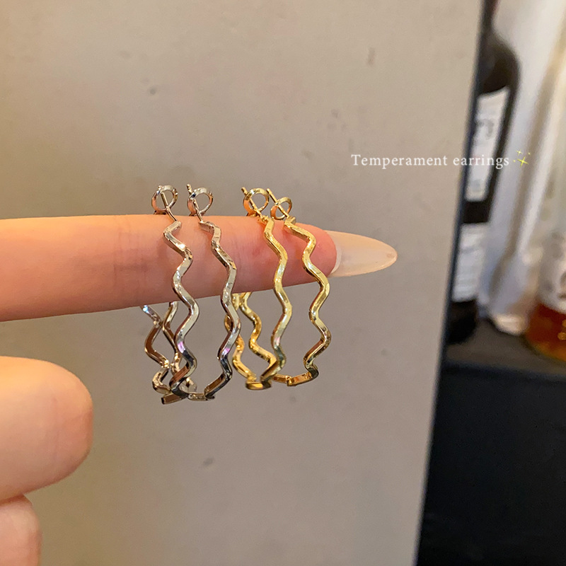 The 2025 new style of exaggerated wavy large circle earrings for women in Europe and America, with a light luxury and high-end feel, and the metal earrings with ring stud earrings are trendy Specification drawing