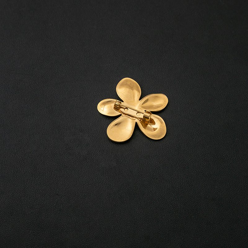 Wholesale of cross-border exaggerated petal brooches from Europe and America, featuring a unique and simple commuting style and versatile floral clothing accessories Application Scenario