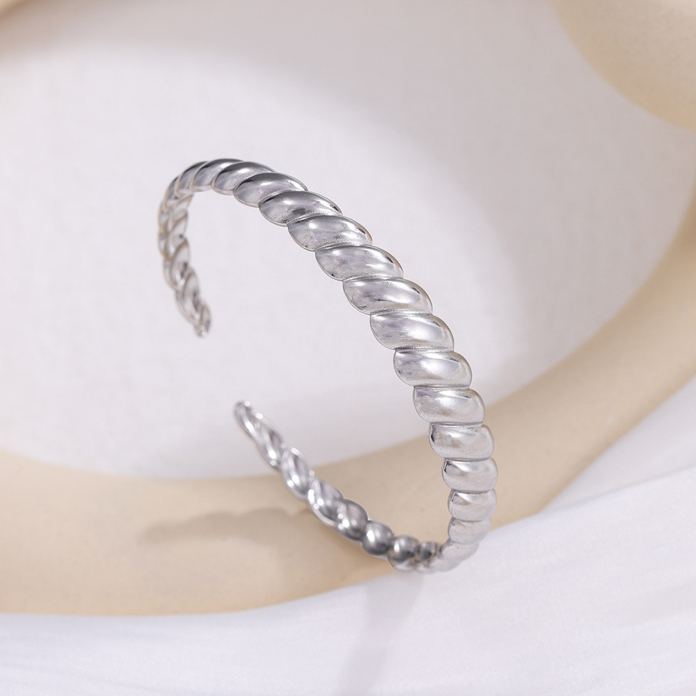 Cross-border European and American titanium steel bracelet for women, no color fading, adjustable, exaggerated and high-end women, open stainless steel bracelet bracelet Application Scenario