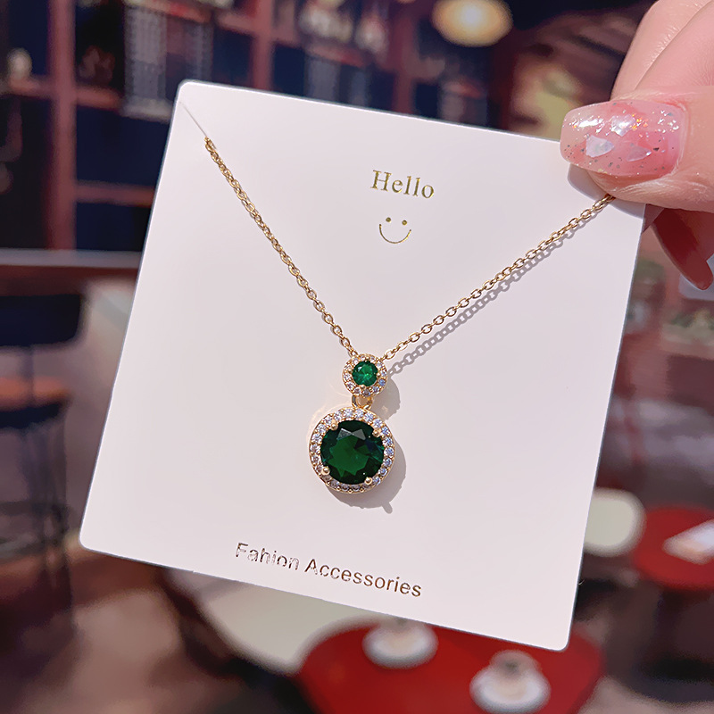 Korean Instags-style emerald gemstone necklace, a niche and high-end female Internet celebrity collarbone chain, fashionable and non-fading neck chain Application Scenario