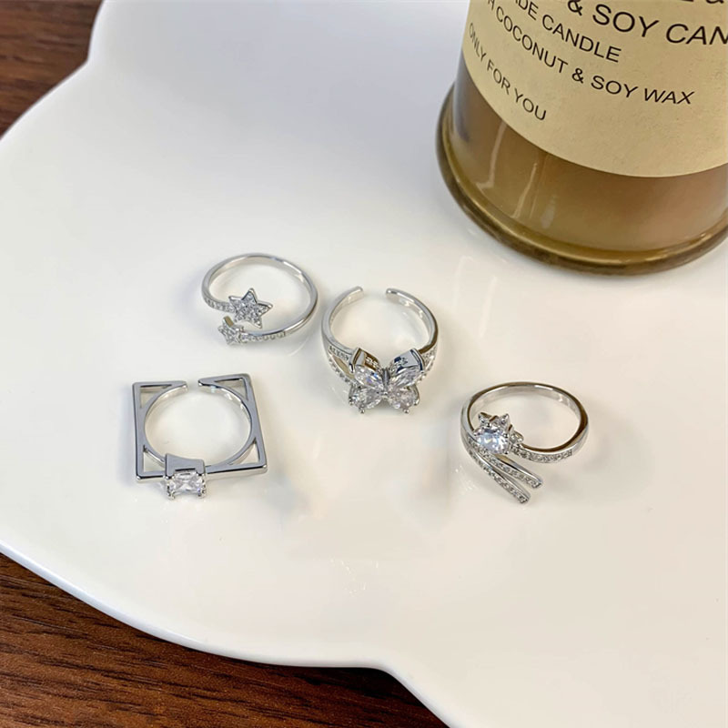 A niche design of a star-shaped butterfly zirconia open ring for women, exuding a sense of light luxury and sophistication, with a fashionable and individualistic vibe Application Scenario