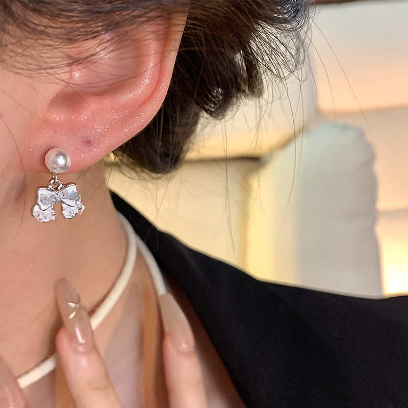 Korean-style gradient crystal bow earrings, women's light luxury, niche and high-end pearl stud earrings S925 silver needle earrings Application Scenario