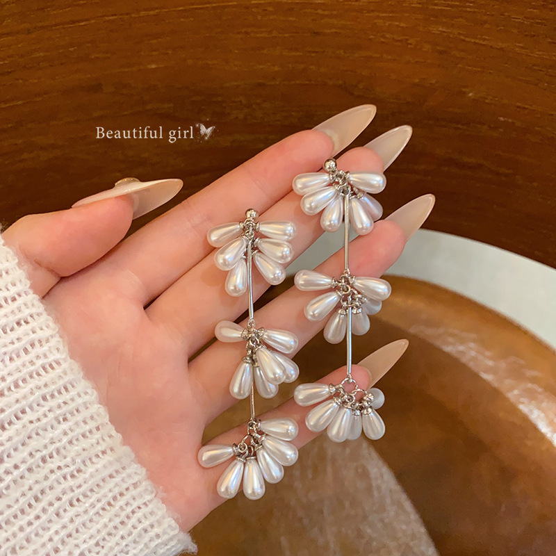 French high-end long tassel pearl earrings, women's fashionable design, teardrop stud earrings, internet-famous and elegant earrings full figure