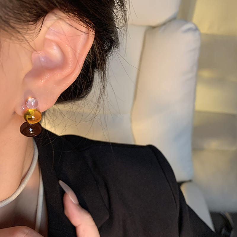 Korean-style transparent candy stud earrings, a unique design for women, retro resin earrings, a light luxury and high-end feel, a best-selling and elegant ear accessory Application Scenario