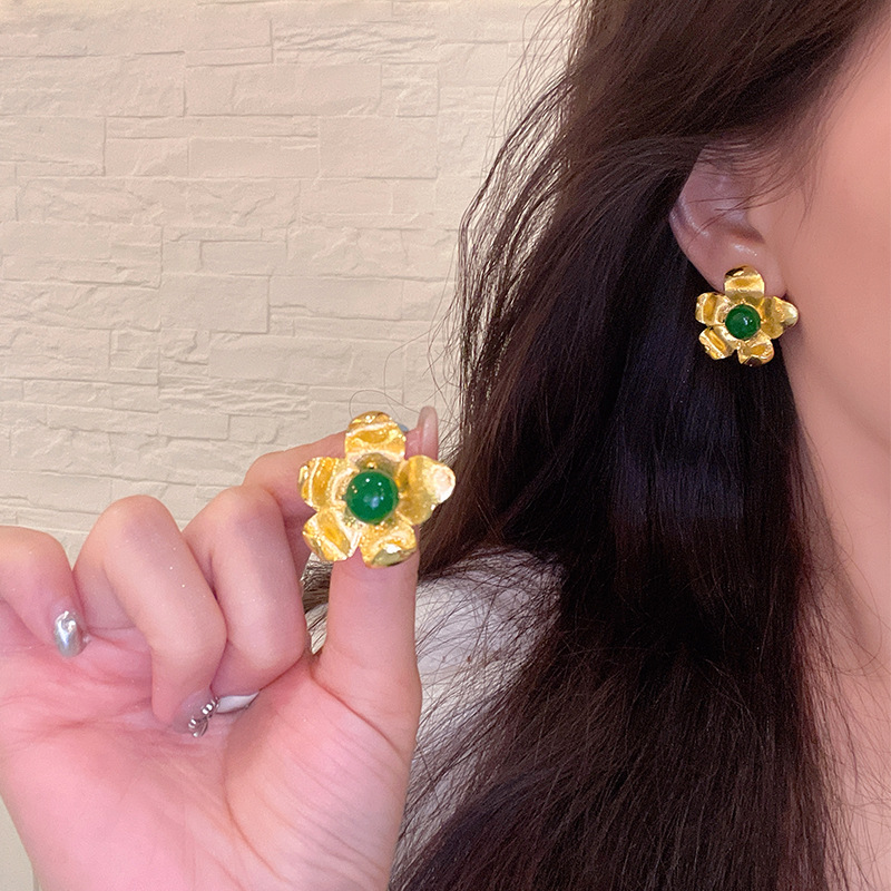 Spring fresh and delicate flower earrings, a must-have for women's ethereal charm, pearl stud earrings with a high-end feel, 2025 young luxury earrings details Picture