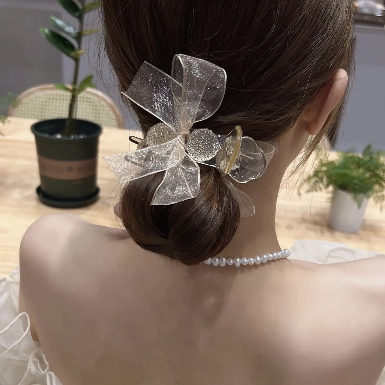The 2022 new style bun hair clip is a must-have for the back of the head, a hairpin headwear, a bow top clip, and a hair clip for women Specification drawing