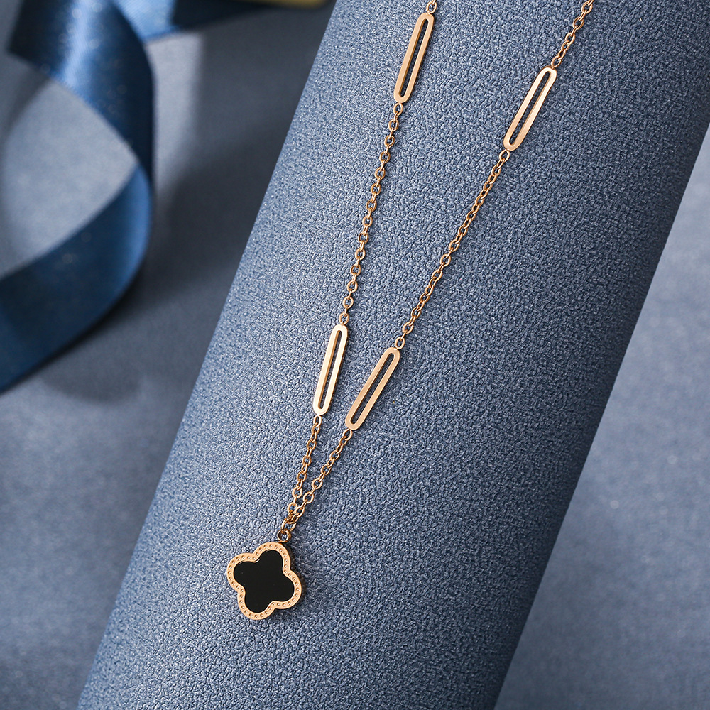 High-end black and white double-sided four-leaf clover titanium steel necklace for women, non-fading classic collarbone chain, 18k rose gold accessory Specification drawing