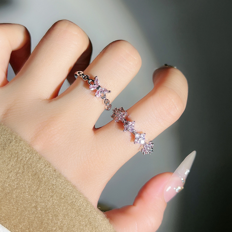 A sweet Japanese girl's pink diamond butterfly four-leaf clover full diamond open ring. A woman's exquisite layering of simple and light luxury rings full figure