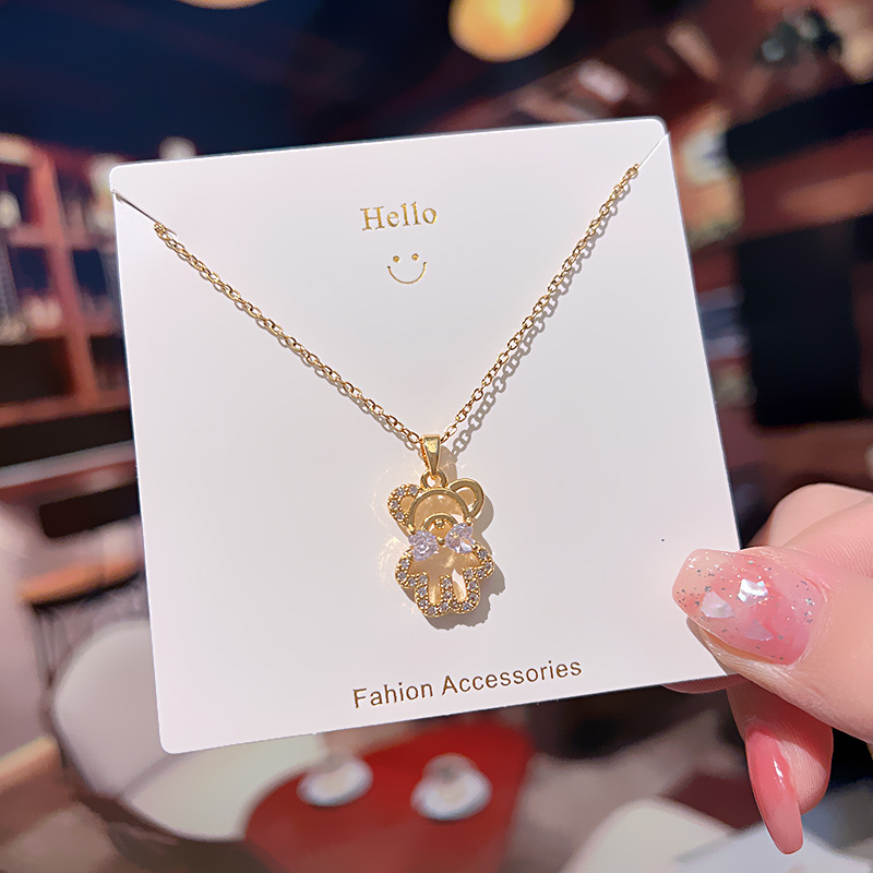 The new Korean version full diamond bear necklace is a unique and stylish collarbone chain that is popular on Instagram for women. It is a rare and versatile light luxury accessory Application Scenario