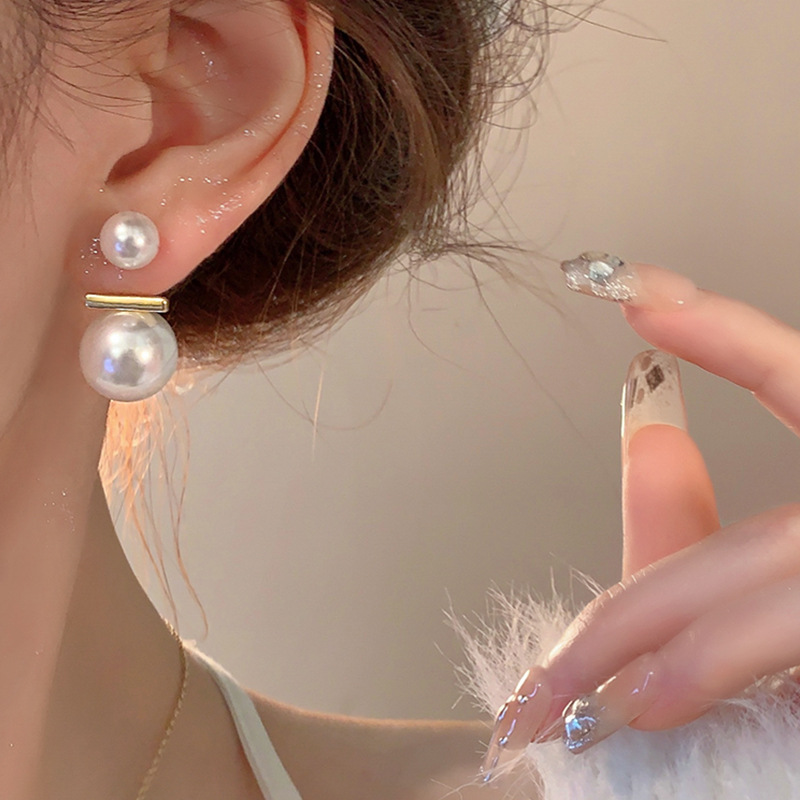 Wholesale of French pearl earrings for women's 2024 new, niche design, high-end and light luxury stud earrings Application Scenario