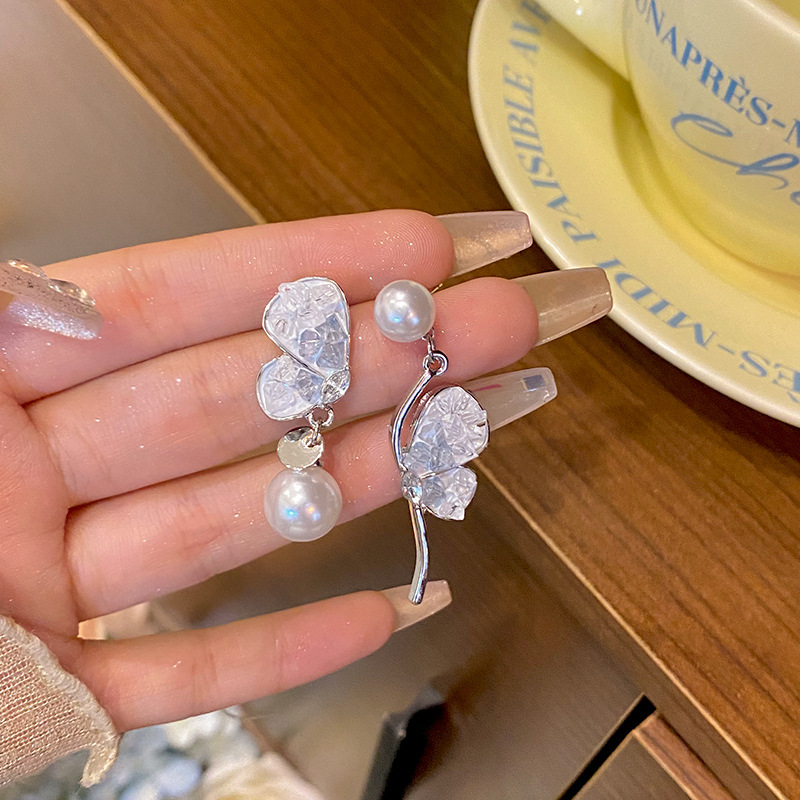 In summer, the blue crystal pearl earrings exude a sense of high-end luxury for women, featuring butterfly stud earrings and long earrings and earrings full figure