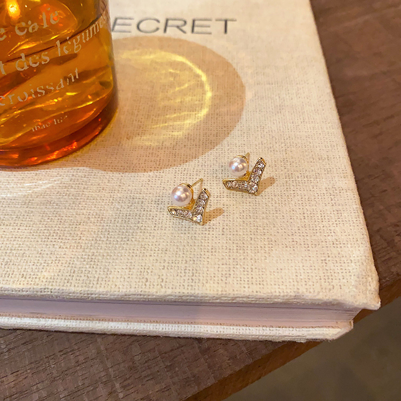 Super shiny V-diamond pearl stud earrings for women, light luxury, niche, high-end and exquisite earrings, personalized, fashionable and simple earrings wholesale Specification drawing