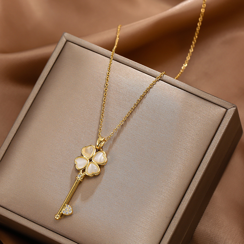Titanium steel necklace with a high-end female feel, four heart-shaped cat's eye stones, four-leaf clover key pendant, a niche, light luxury and exquisite accessory full figure