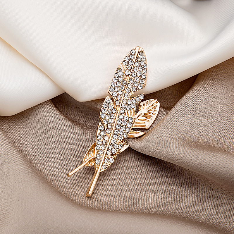 Korean wedding lapel pin, suit pin, brooch, simple badge accessory, diamond-encrusted leaf feather brooch, decorative pin full figure