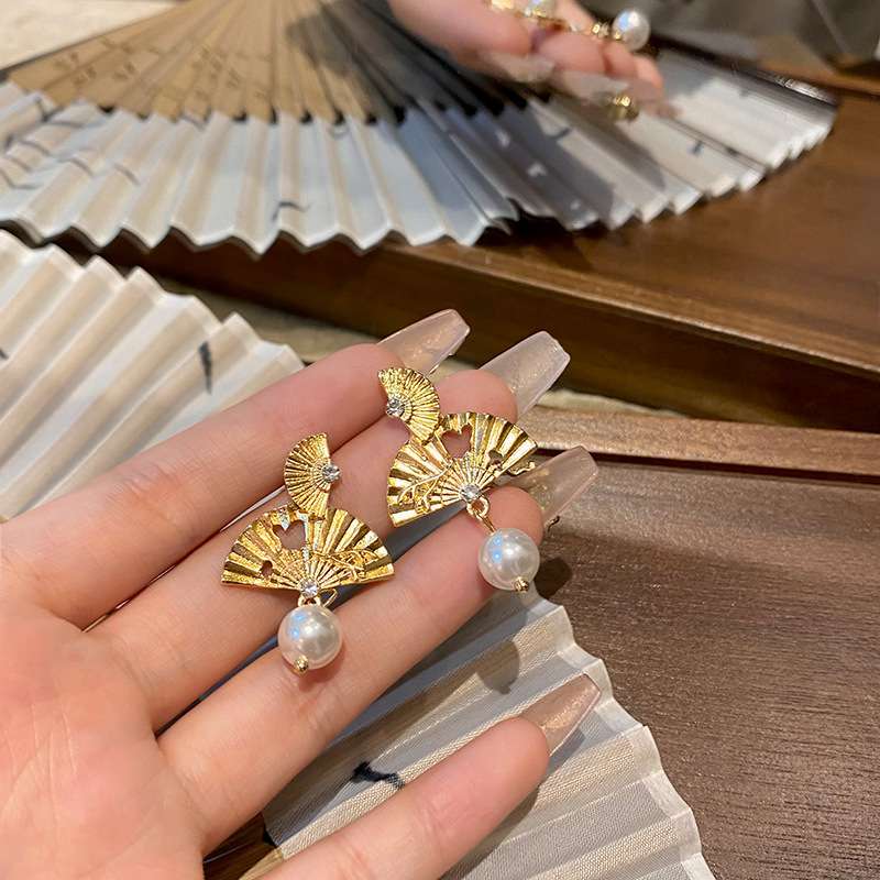 New Chinese-style golden fan and pearl stud earrings for women, with a light and luxurious style and a high-end feel, as well as wedding morning dress earrings for brides full figure