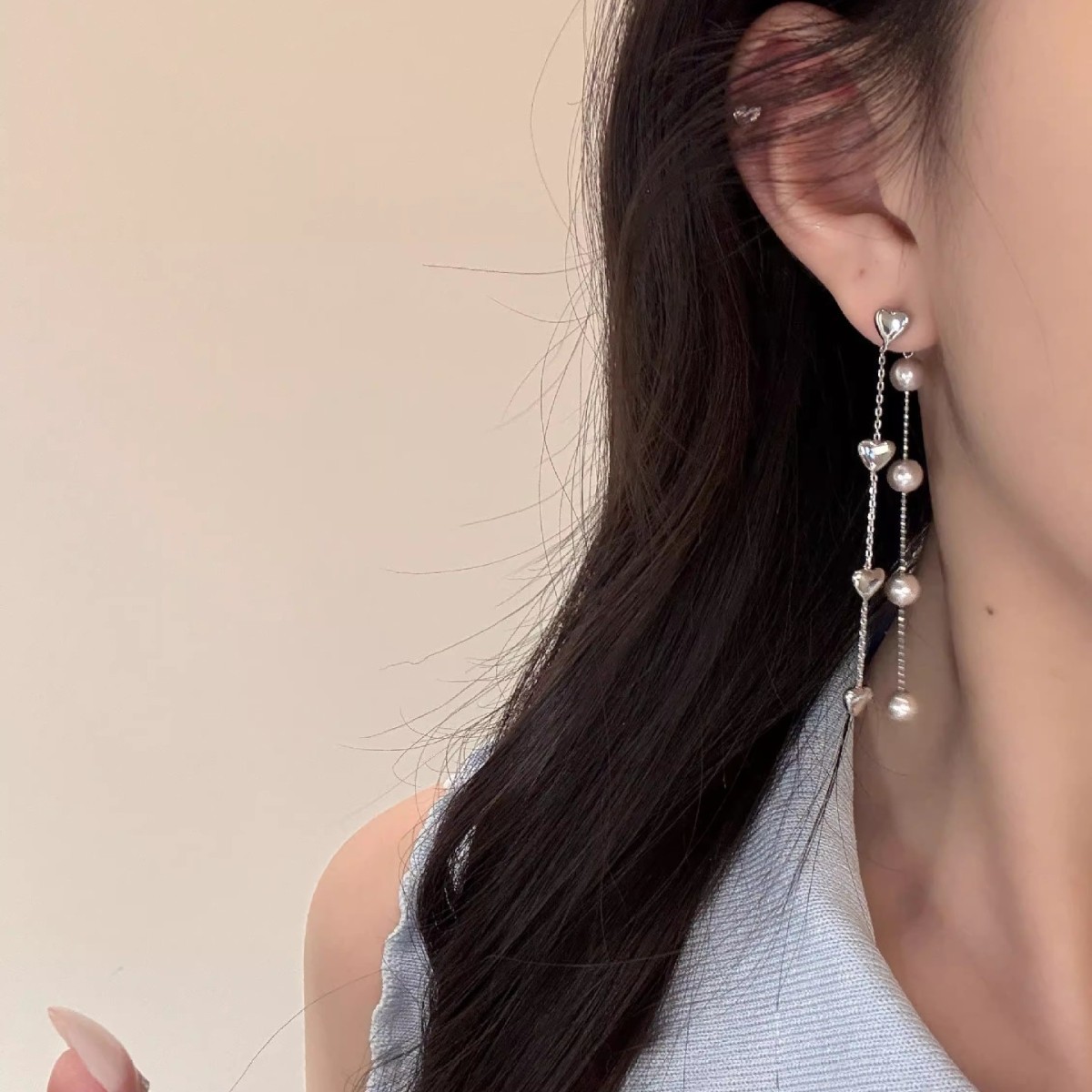 Korean-style back-hanging heart-shaped pearl tassel earrings, high-end women's light luxury long earrings, face-enhancing small earrings wholesale Application Scenario