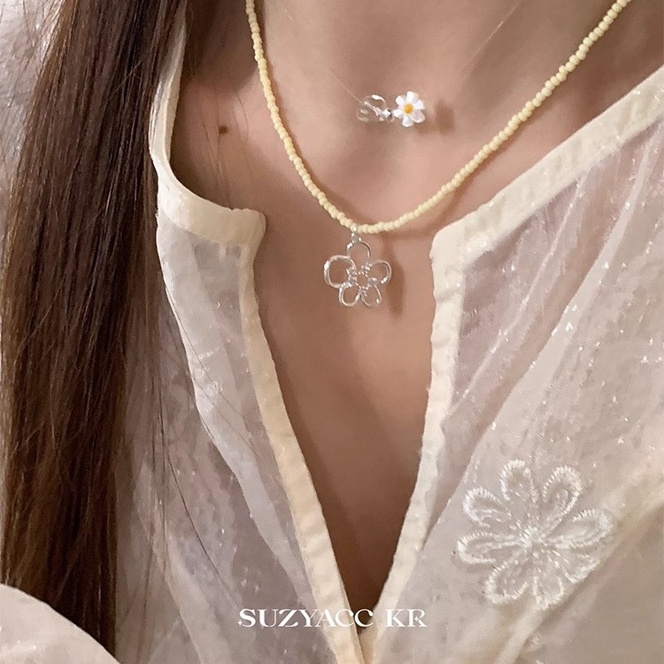 Summer colorful beaded hollowed-out flower necklace 2025 new ins Niche design crystal collarbone chain women's accessory Application Scenario