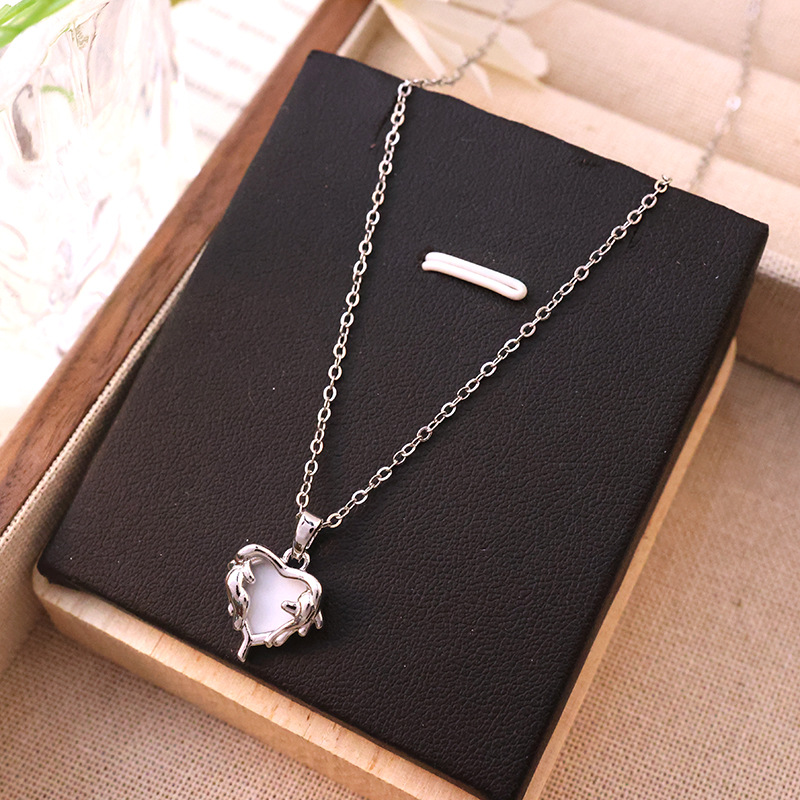 Fashionable and personalized three-dimensional heart-shaped pendant titanium steel necklace, women's niche design sense, high-end collarbone chain, personalized and trendy accessory Application Scenario