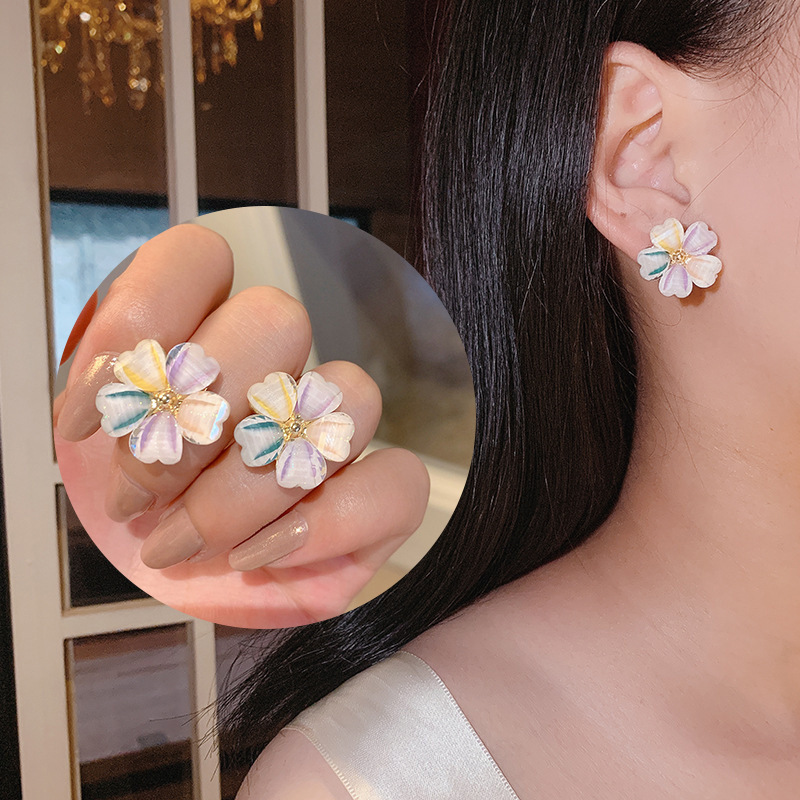 Forest-themed, fresh and colorful acrylic flower earrings, fashionable and elegant for women. Colorful petal stud earrings, a popular earpiece full figure