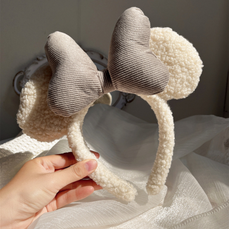 The cute plush Mickey hair band, a new cartoon headband for autumn and winter, is a versatile photo clip for sweet girls and an extremely adorable headwear details Picture