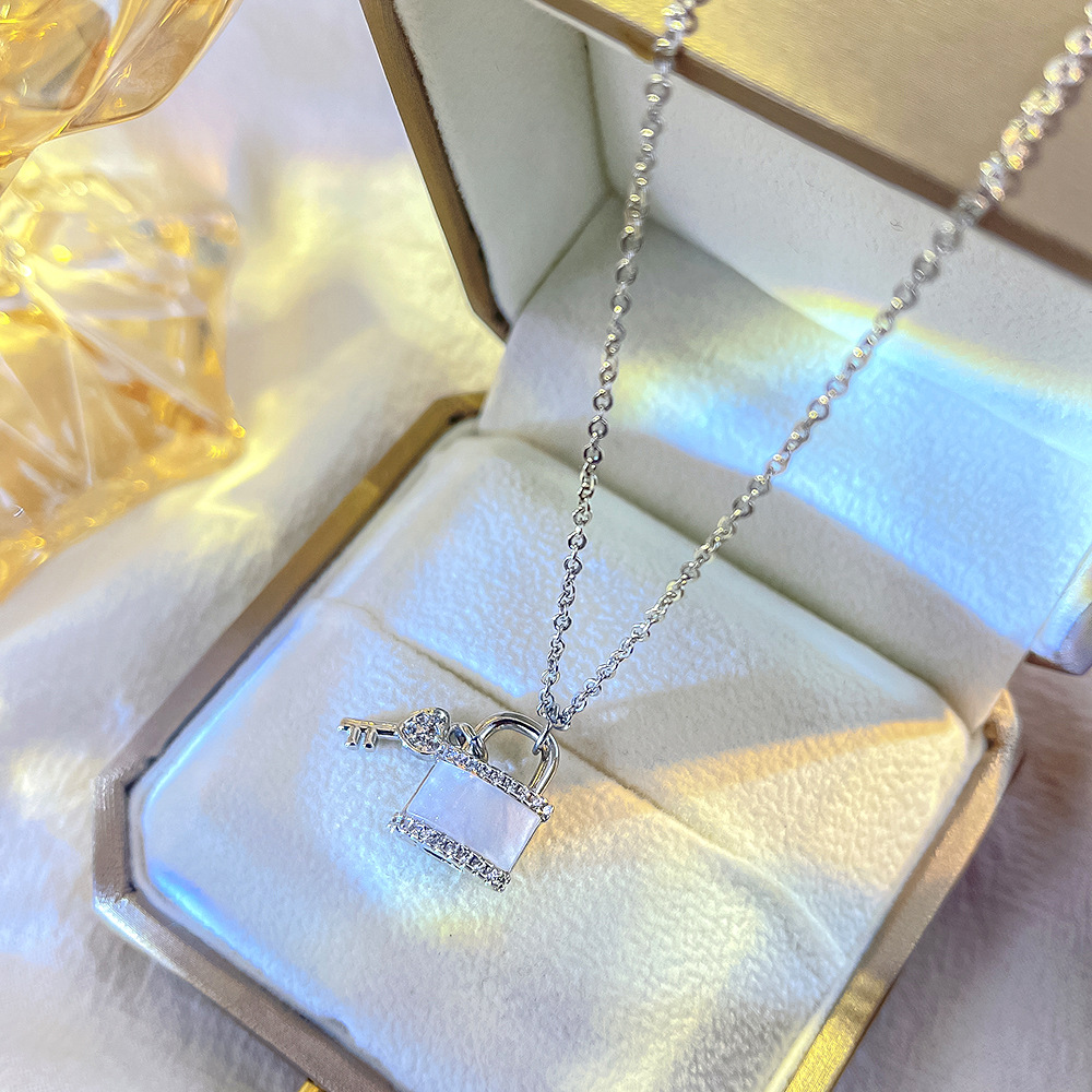 A fashionable commuting necklace with a full diamond heart key and heart-to-heart lock, featuring a unique and light luxury design for women. It is a slightly inlaid zircon collarbone chain full figure