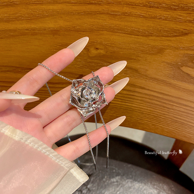 Cold and stylish rose necklace for women on Instagram, versatile and high-end, pull-out collarbone chain, sweet and cool sweater chain full figure