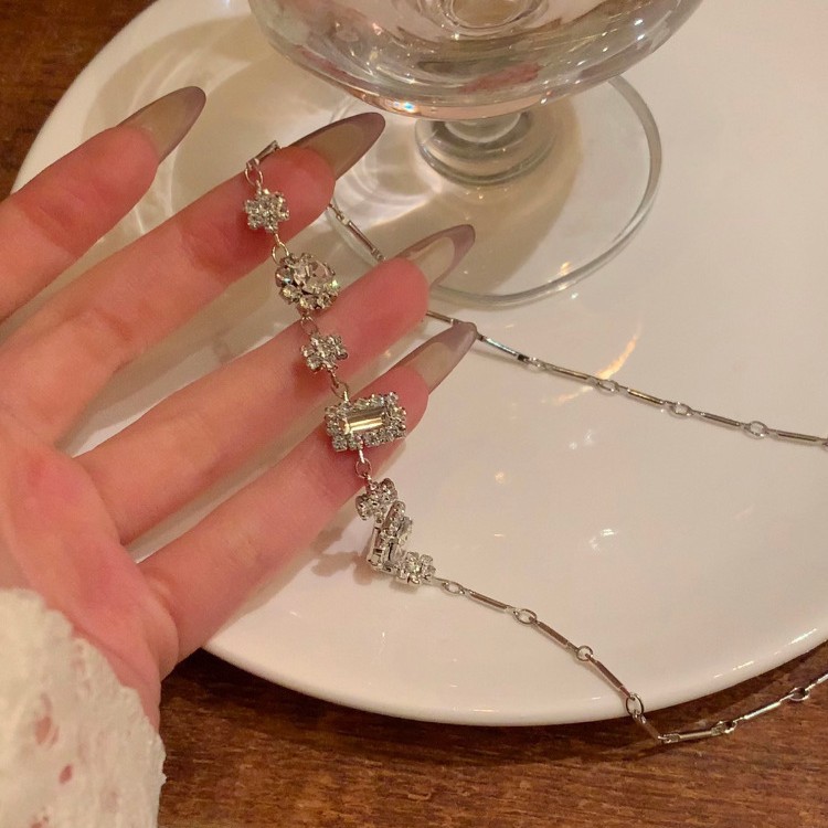 Light luxury shining zircon geometric necklace, women's niche design, sexy collarbone chain, simple neck chain wholesale accessories Application Scenario