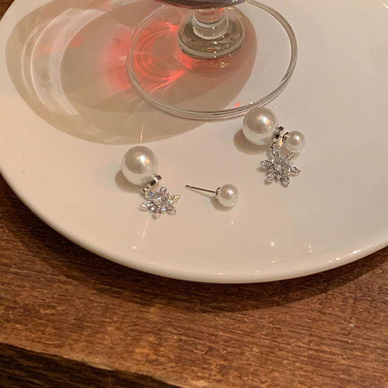 Rear-hanging snowflake pearl stud earrings for women's light luxury 2024 bestseller, high-end and unique light luxury style earrings Application Scenario