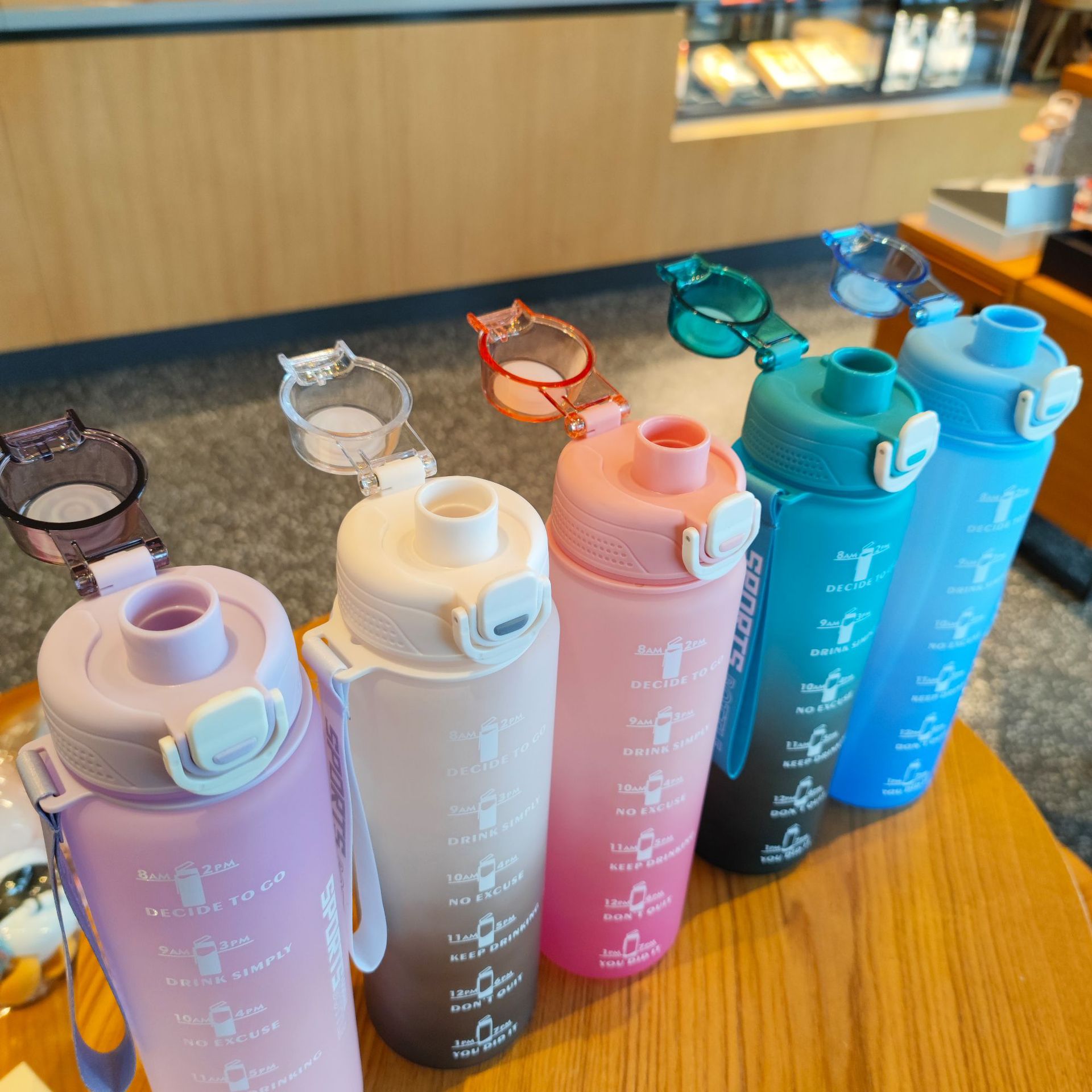 Wholesale new plastic water cup 1000ml direct drinking type with gradient color frosted strap portable lifting rope sports and fitness water bottle details Picture