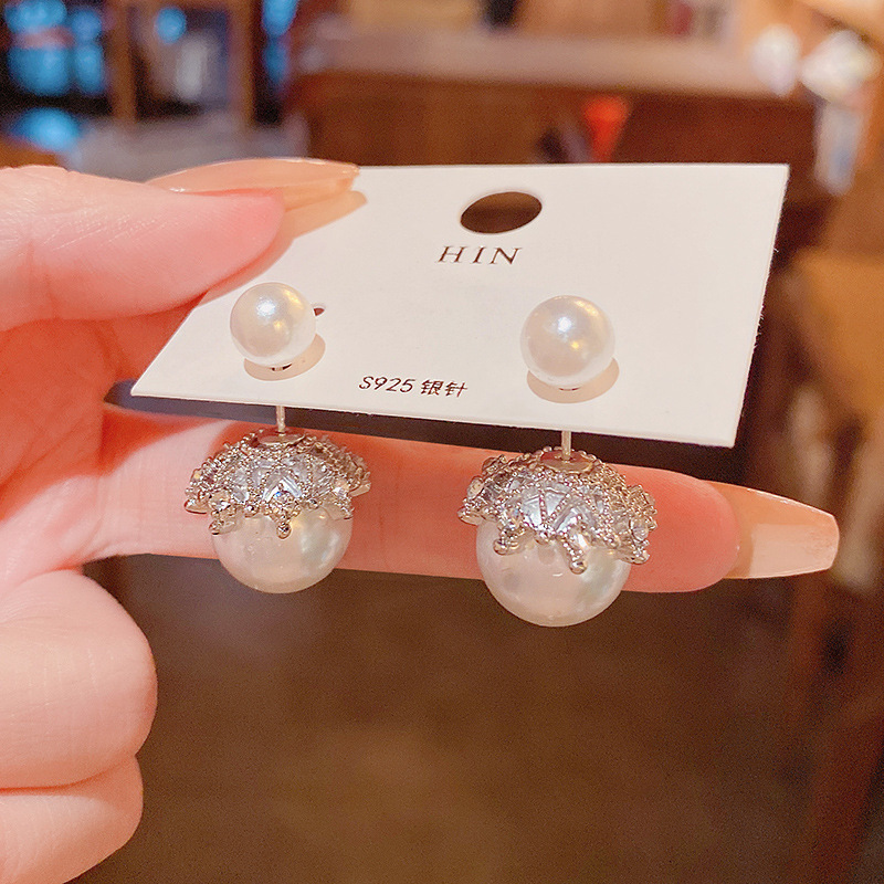 A pair of double-sided pearl earrings, a bestseller in 2025, with a light luxury and high-end feel. The stud earrings are fashionable and simple, and are popular online earrings Specification drawing