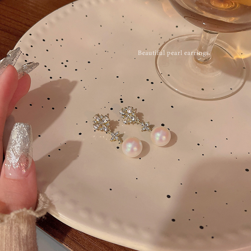 Snowflake pearl tassel earrings, a new 2024 women's light luxury and high-end round face ear accessory, a trendy and elegant stud Specification drawing