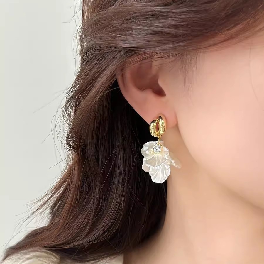 Tassel shell flower earrings for women, unique and exaggerated style, light luxury and high-end feel, summer popular accessory wholesale Application Scenario