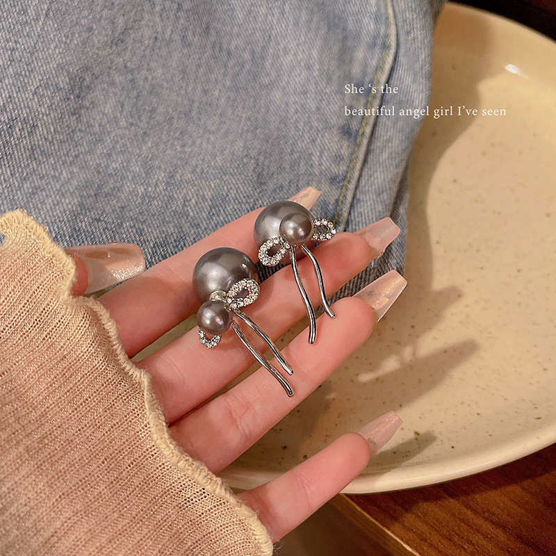 Cold grey pearl bow earrings for women, exquisite and high-end look, diamond-encrusted stud earrings, retro Hong Kong-style earrings wholesale full figure