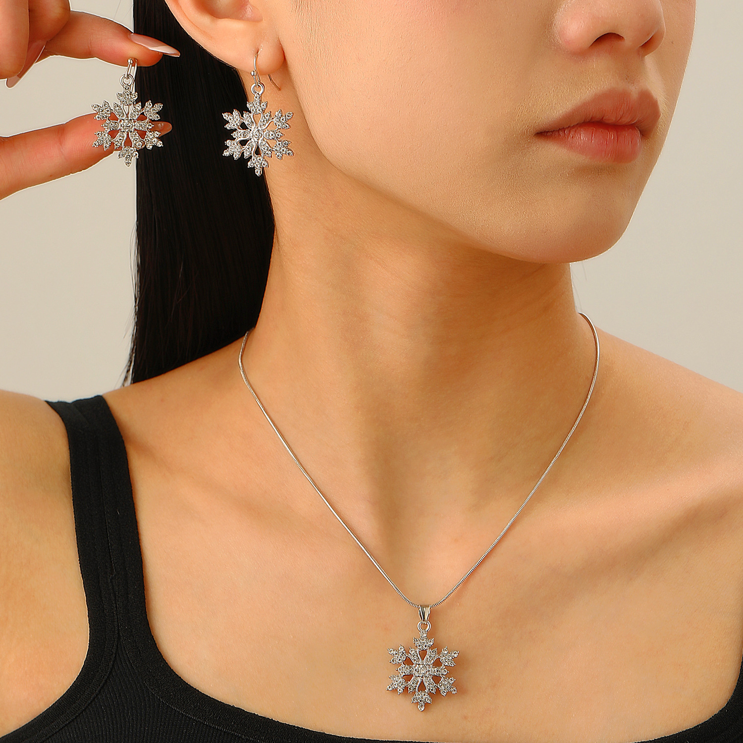 New cross-border set of jewelry, simple and elegant, full diamond snowflake necklace, snowflake stud earrings, Valentine's Day and Christmas gifts Application Scenario