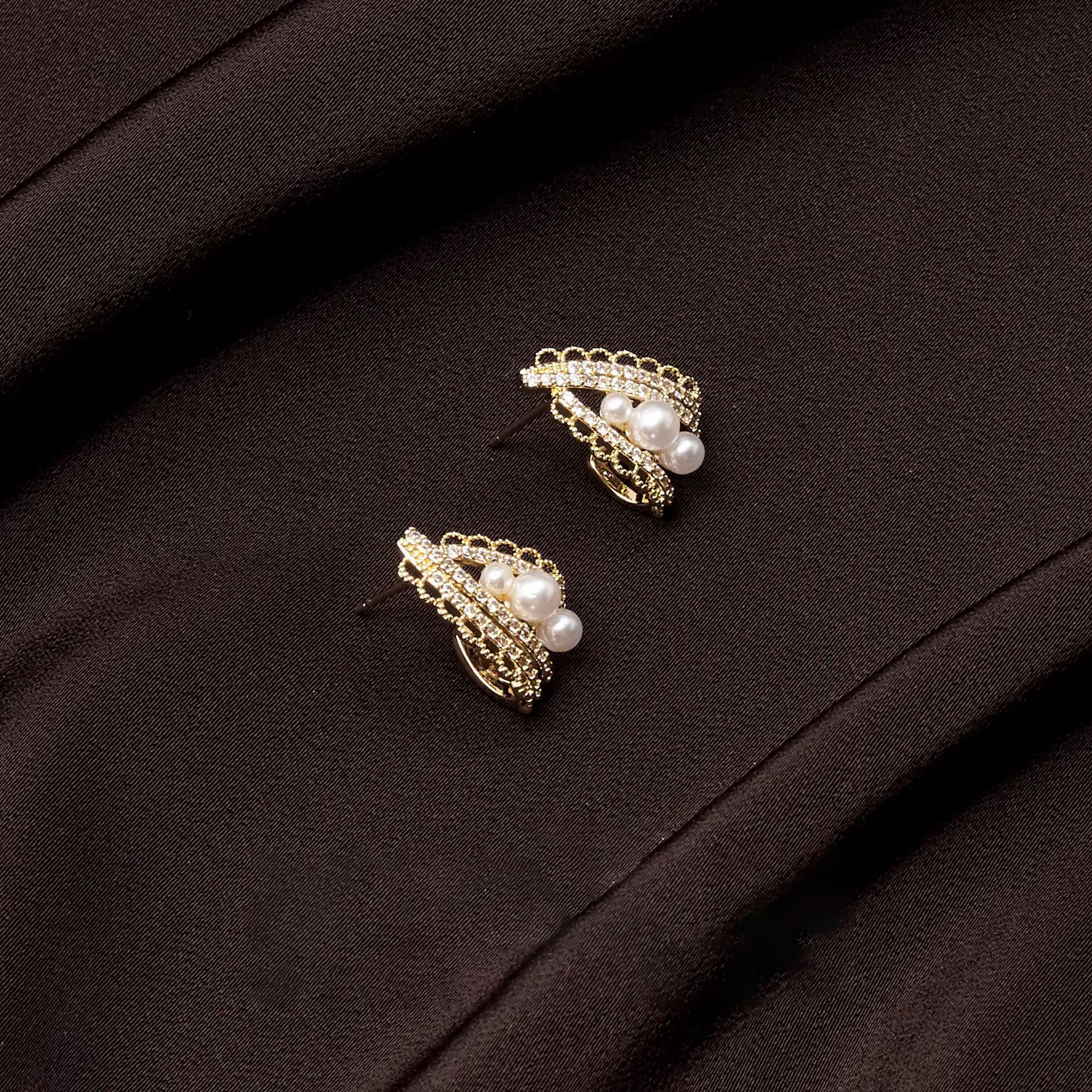 Gold diamond-encrusted pearl stud earrings with a high-end, light luxury and niche design, French elegance and court style stud earrings and earrings wholesale Specification drawing