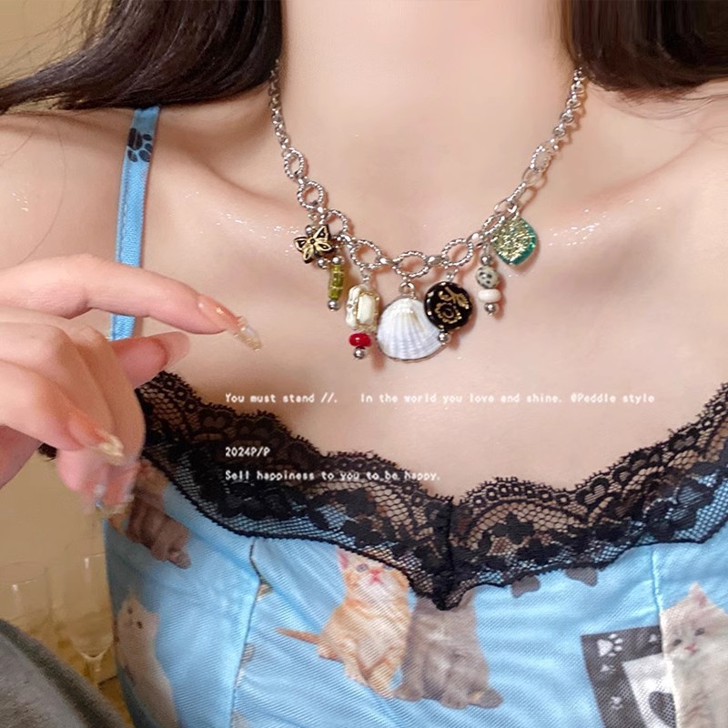 Retro shell butterfly pendant necklace for women's autumn and winter new summer style light luxury sweater chain, personalized and fashionable accessory Application Scenario