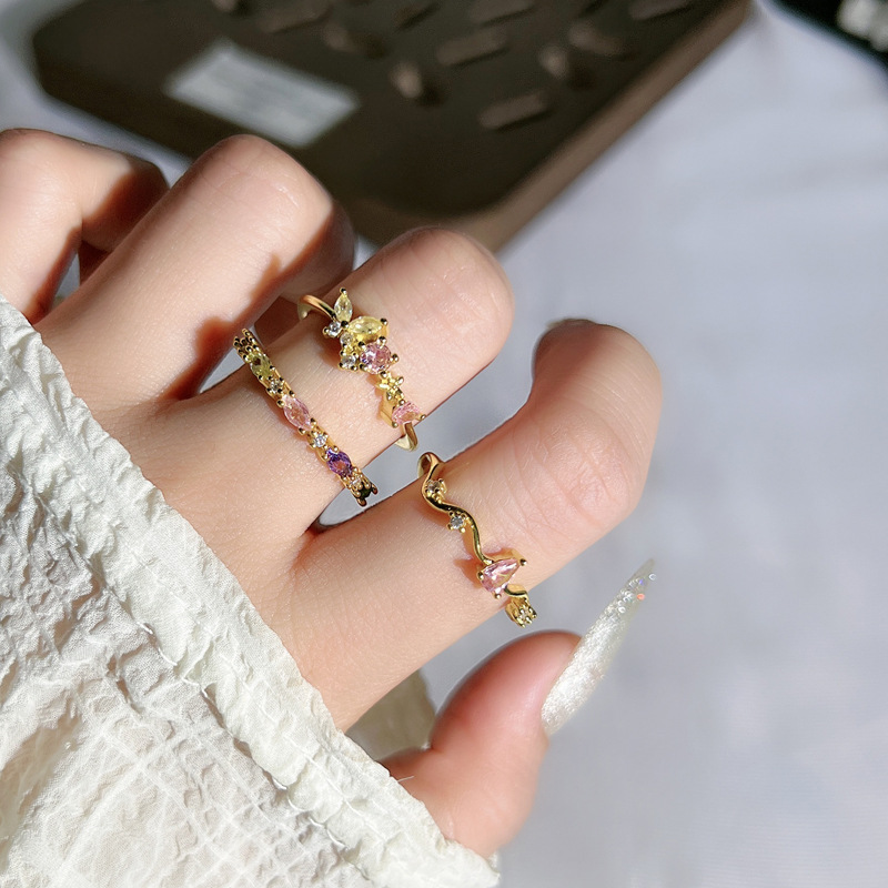 The new cute and sweet geometric pink diamond open-top ring is exquisitely stacked. It features a unique and versatile design for women full figure
