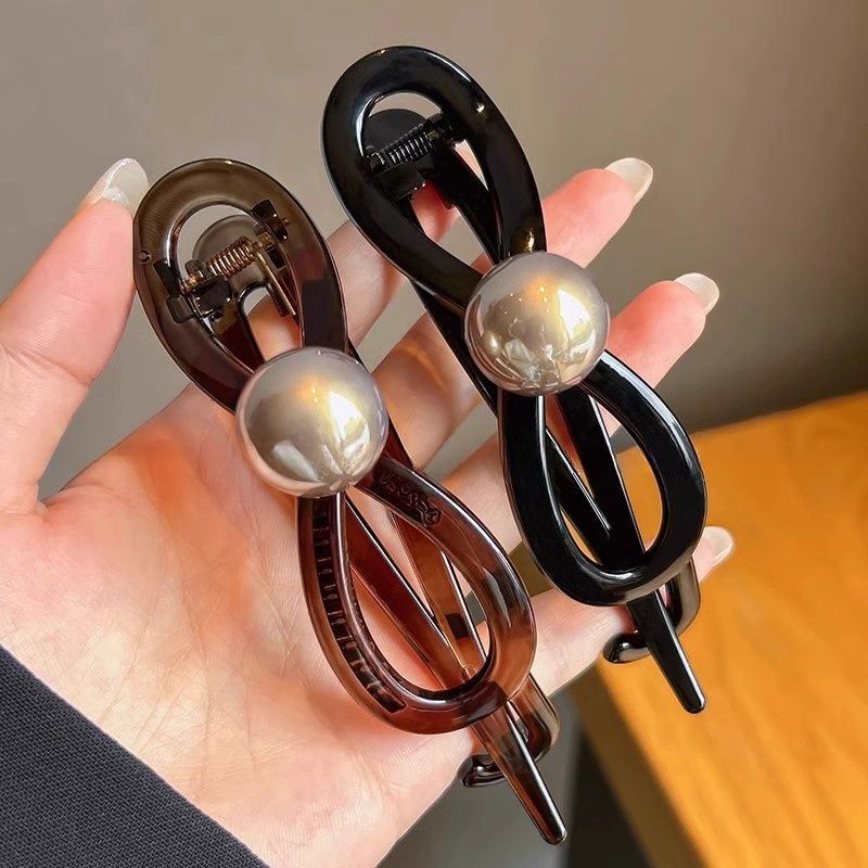 Bow, elegant pearl, one-line scratch-clip for women, 2025 new style, high-end twist hairpin, shark clip at the back of the head Application Scenario