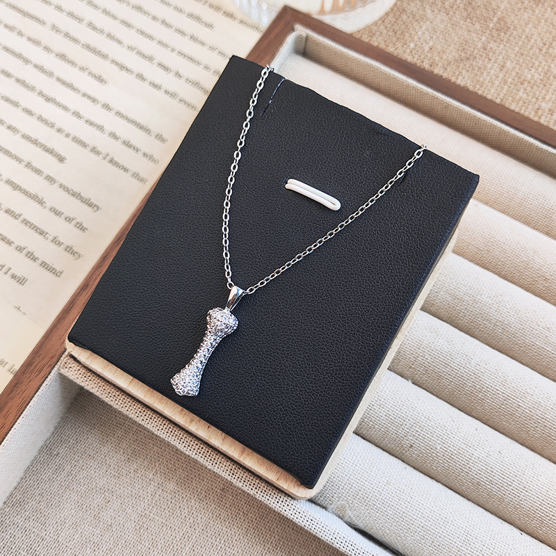 The same style as Xiaohongshu, the slightly studded zircon bone pendant collarbone chain, simple and versatile titanium steel necklace for women wholesale Specification drawing