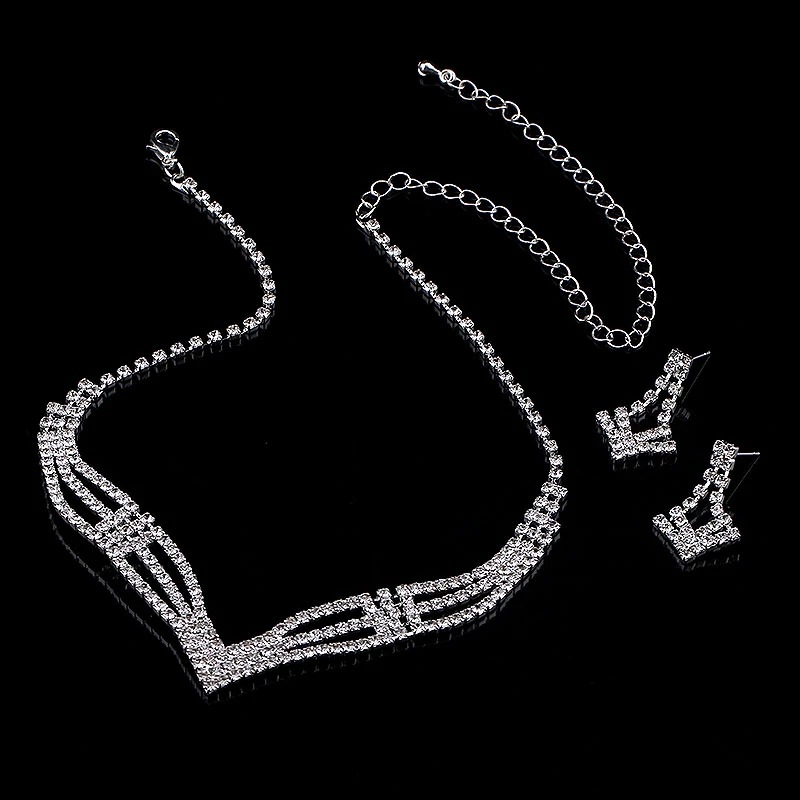 Wedding accessories: European and American fashion V-shaped full diamond set, earrings, necklace, bride's claw chain two-piece accessory ZN002 Application Scenario