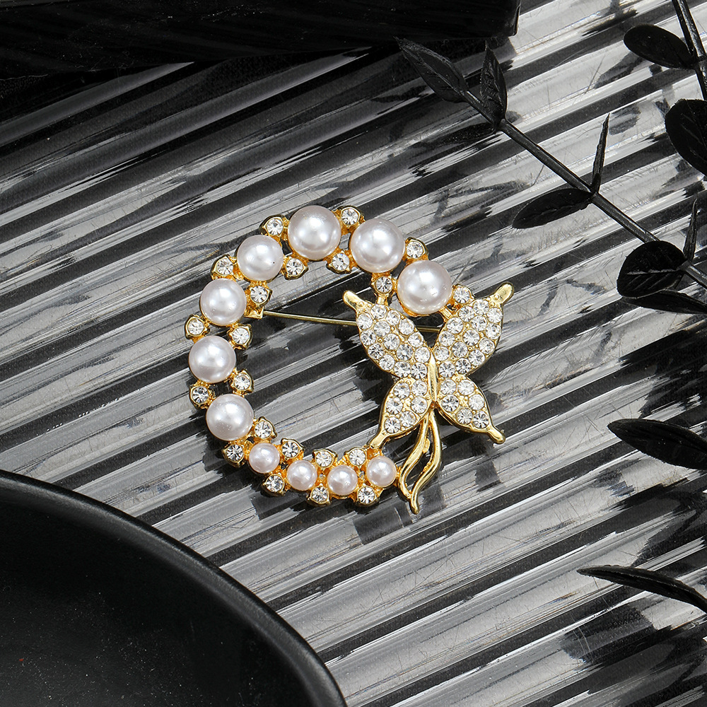 French retro circular diamond-encrusted pearl butterfly brooch, light luxury and elegant, niche and versatile coat suit pin for women Specification drawing