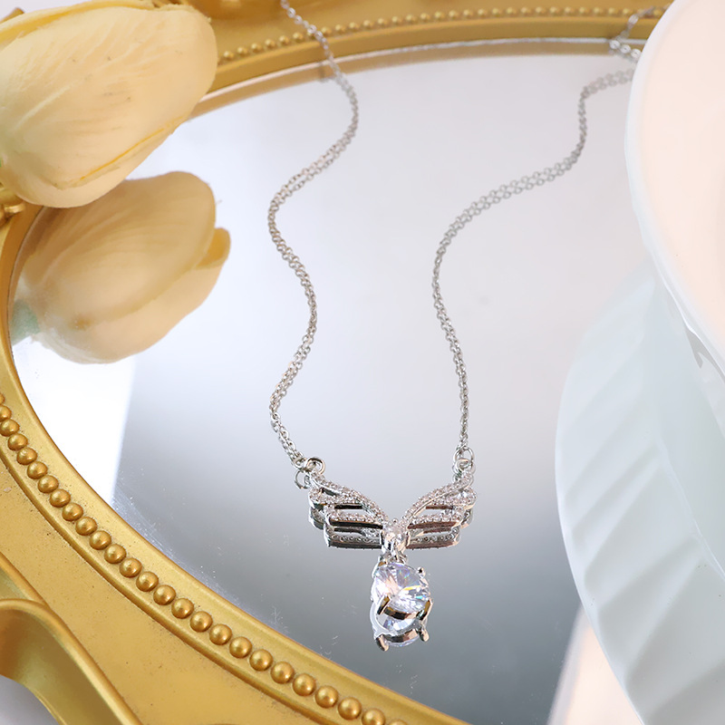 Gold luxury zircon large wing pendant water drop tassel necklace, titanium steel simple and versatile collarbone chain wholesale Application Scenario