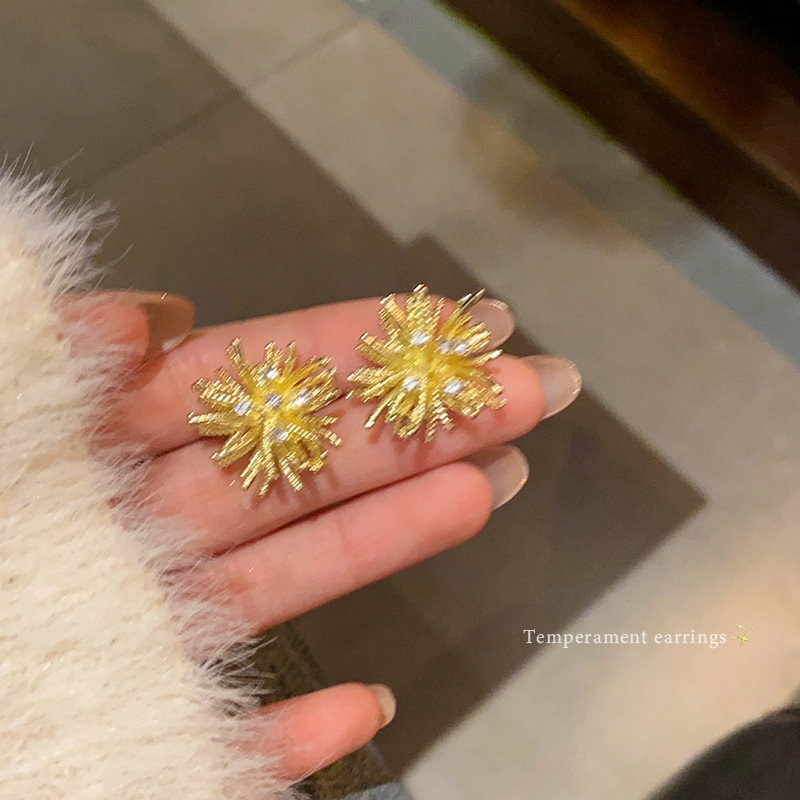 New Year metal firework stud earrings for women, autumn and winter, light luxury, high-end style, elegant and grand. Golden earrings, unique earrings wholesale full figure