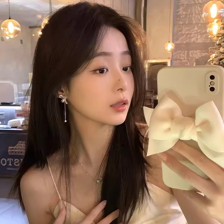 Bow water drop tassel earrings, a female Internet celebrity, exude a light luxury and high-end vibe on Instagram. With a cold style and unique quality, they are earrings and stud earrings details Picture