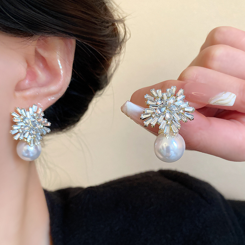 Exquisite full-diamond snowflake pearl earrings for women, light luxury and niche design, high-end ear studs, personalized and retro earrings wholesale details Picture