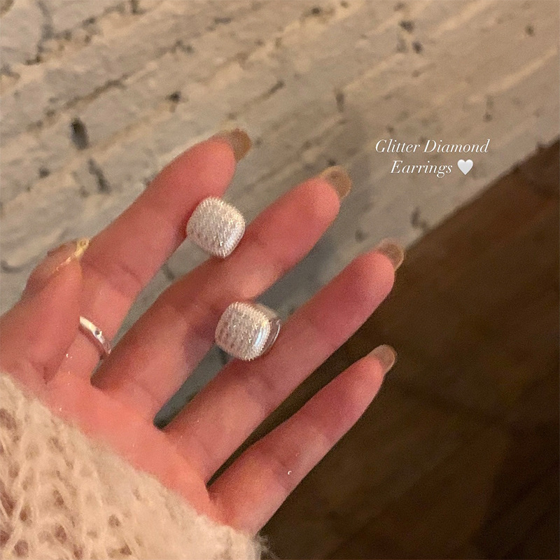 Korean-style fine sparkling cube sugar pearl earrings for women, with a unique, light luxury and high-end feel, and the same style of double-sided ear buckles as the popular earrings on the Internet Specification drawing