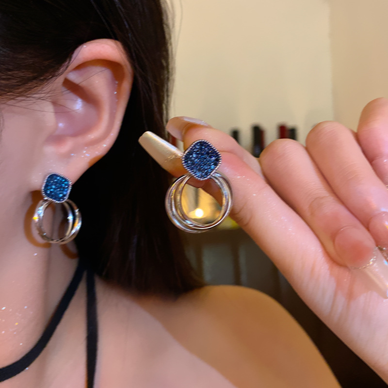 The micro-studded blue heart-shaped earrings with sparkling diamonds have a cold and unique design sense for women. The tassel pearl stud earrings are distinctive earrings details Picture