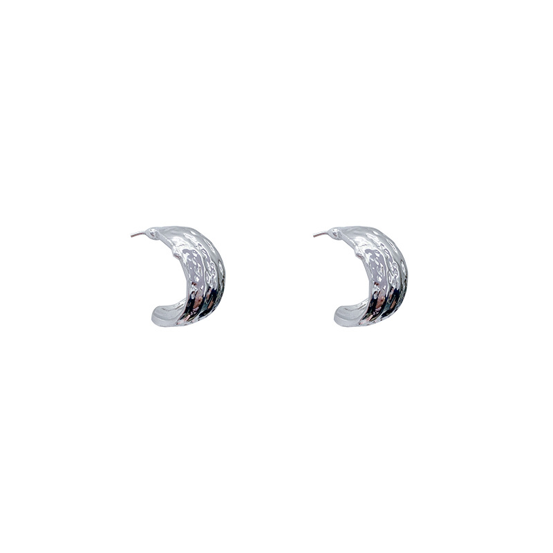 925 Silver needle exaggerated pleated metal C-shaped earrings, versatile and high-end stud earrings, a stylish and popular accessory for socialite Item Picture